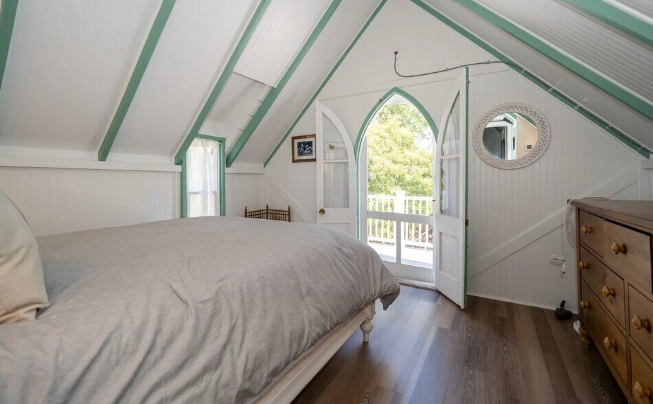 More Photos Of 9 Brunswick Ave, Vineyard Haven Specialty For Sale