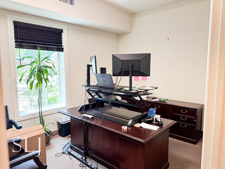 More Photos Of 4311 W Lovers Ln, Dallas Office For Lease