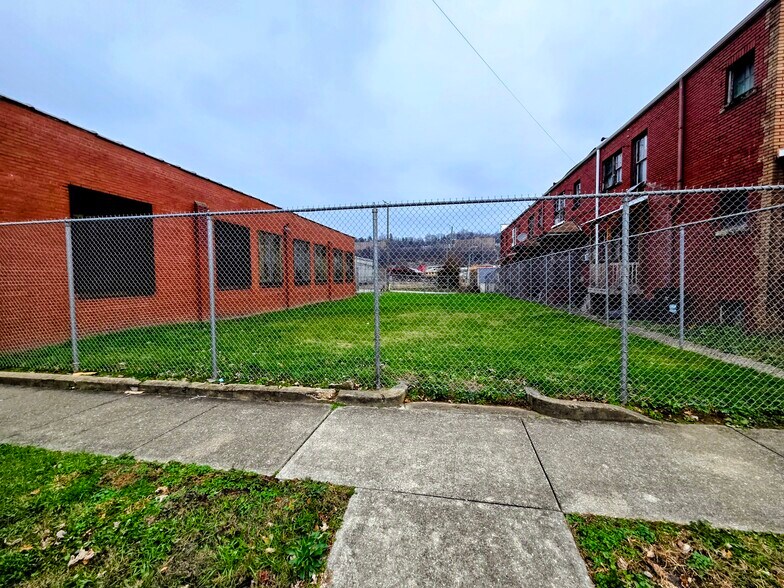 More Photos Of 1416 Lewis St, Charleston Warehouse For Sale