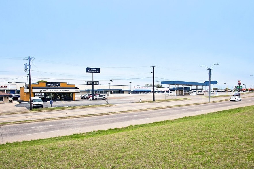 More Photos Of 2550 W Red Bird Ln, Dallas Unknown For Lease