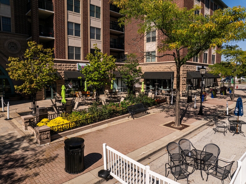 More Photos Of 8 N Vail Ave, Arlington Heights General Retail For Lease