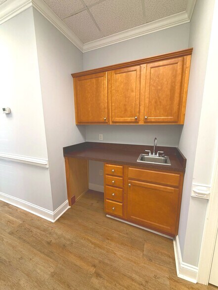 More Photos Of 413 W Montgomery Cross Rd, Savannah Office For Sale