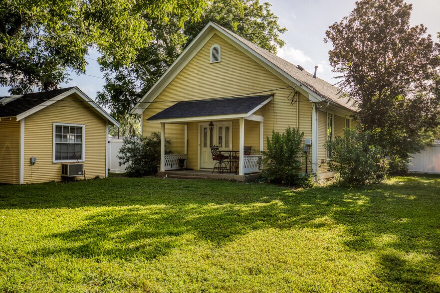 More Photos Of 1600 S Day St, Brenham Medical For Sale
