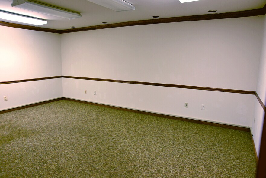 More Photos Of 9107 Industry Dr, Manassas Park Warehouse For Lease