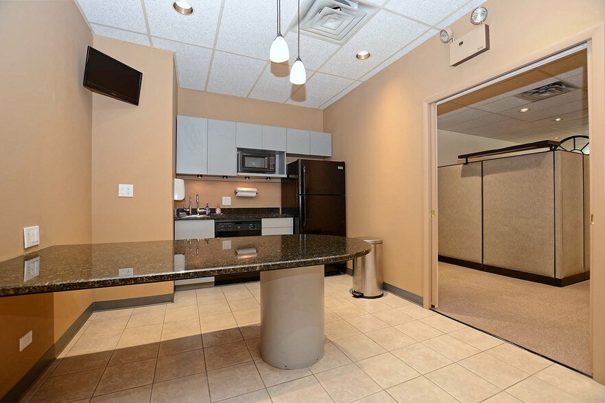 More Photos Of 512 Higgins Rd, Park Ridge Office For Lease
