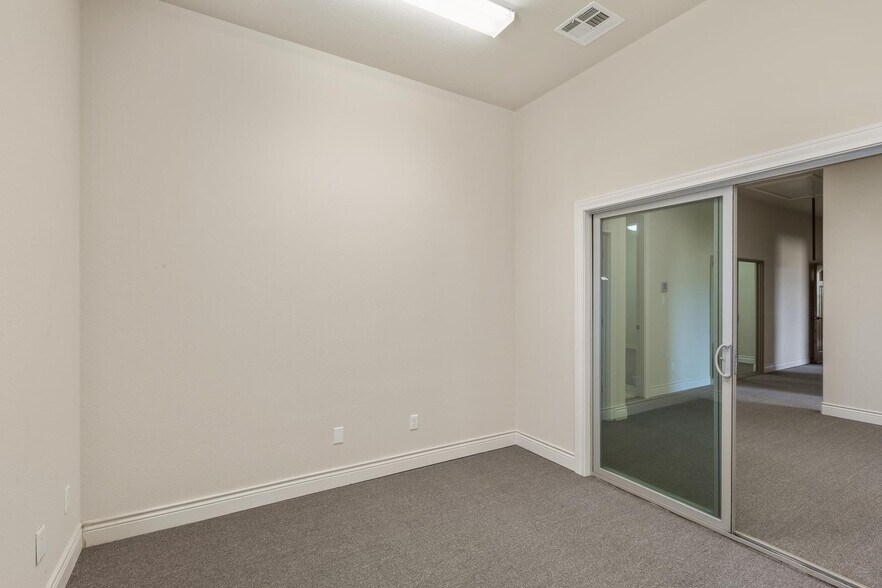 More Photos Of 105 Applewood Dr, Cedar Creek Office For Sale