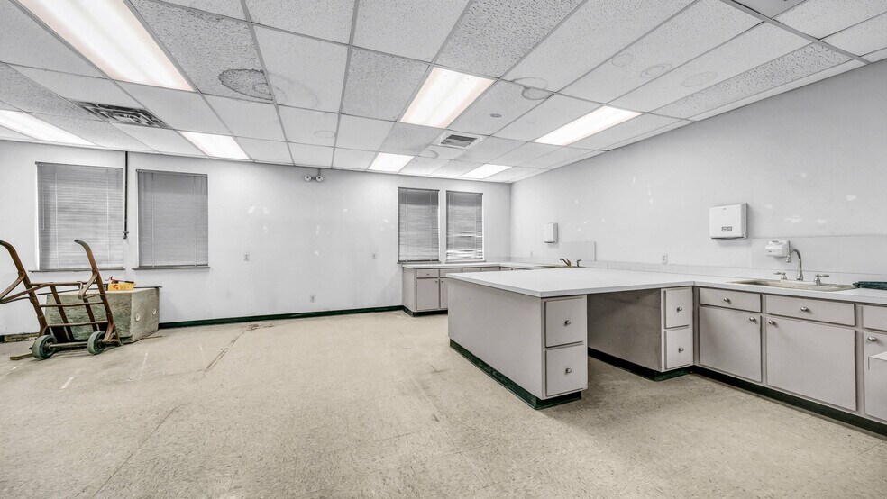 More Photos Of 5450 E Loop 820 S, Fort Worth Loft Creative Space For Sale