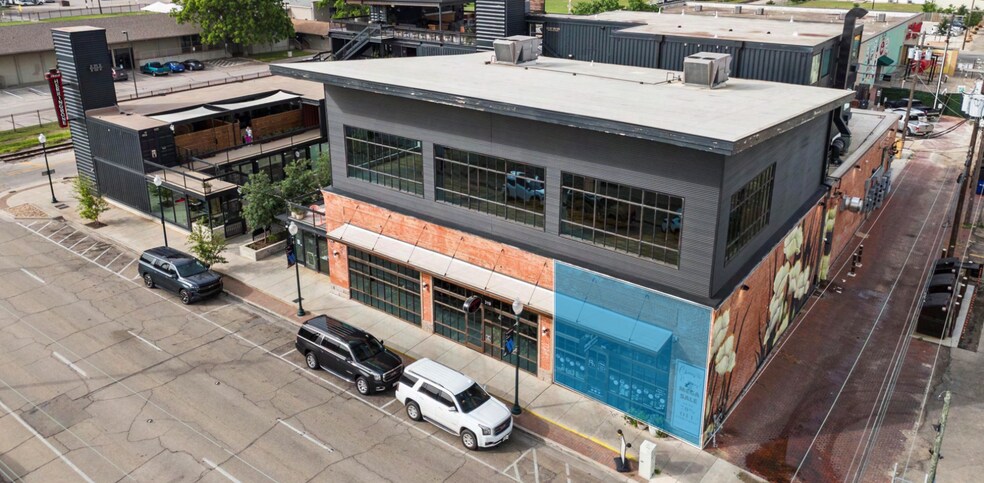Primary Photo Of 319 S 4th St, Waco Hotel For Lease