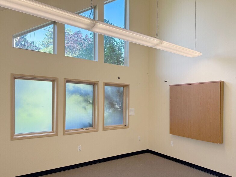 More Photos Of 2600 SE 170th Ave, Portland Office For Sale