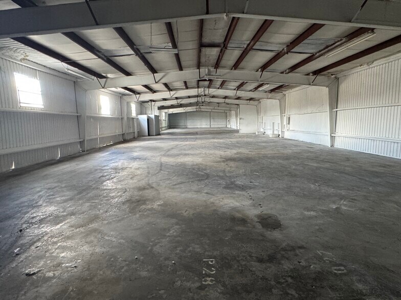 More Photos Of 4605 Fowler St, Fort Myers Warehouse For Lease