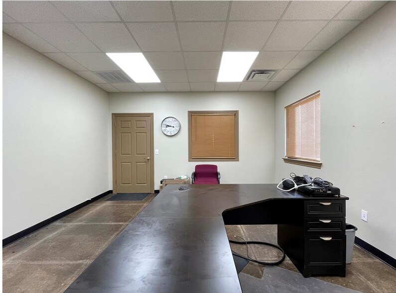 More Photos Of 404 Pikes Peak Rd, Chickasha Warehouse For Sale