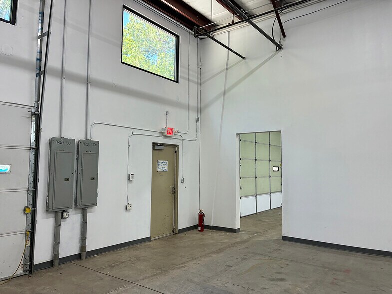 More Photos Of 4800-4820 Poplar Place Dr, Louisville Showroom For Lease