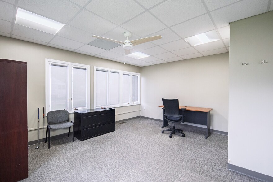 More Photos Of 404 Troy Schenectady Rd, Latham Office Residential For Lease