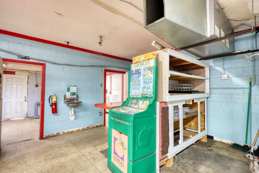 More Photos Of 247 Cannon Dr, Social Circle Restaurant For Sale