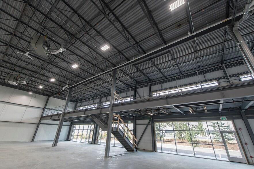 More Photos Of 8489 40 St SE, Calgary Flex For Lease