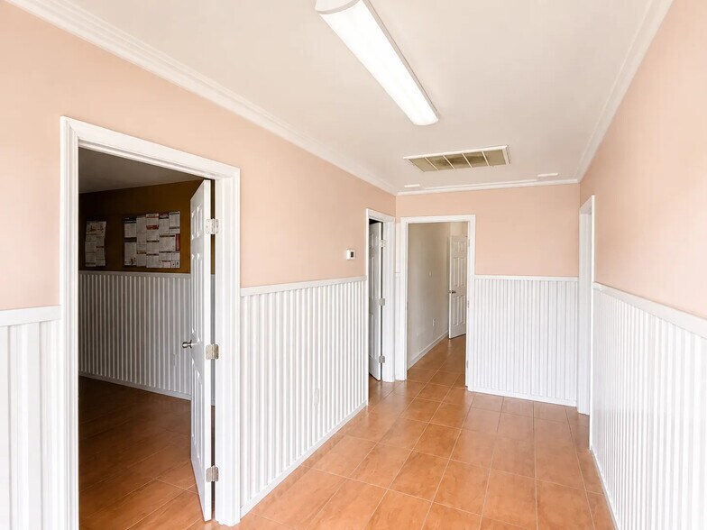 More Photos Of 1916 S Philippe Ave, Gonzales Showroom For Lease