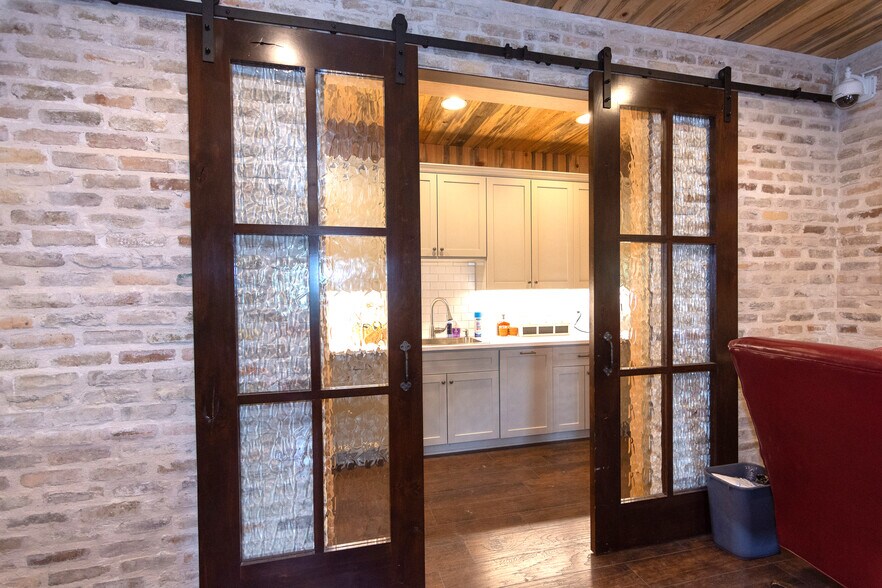 More Photos Of 2520 W Highway 290, Dripping Springs Light Manufacturing For Sale