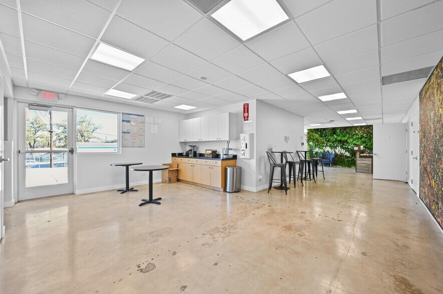 More Photos Of 103 Krebs Ln, Austin Freestanding For Lease