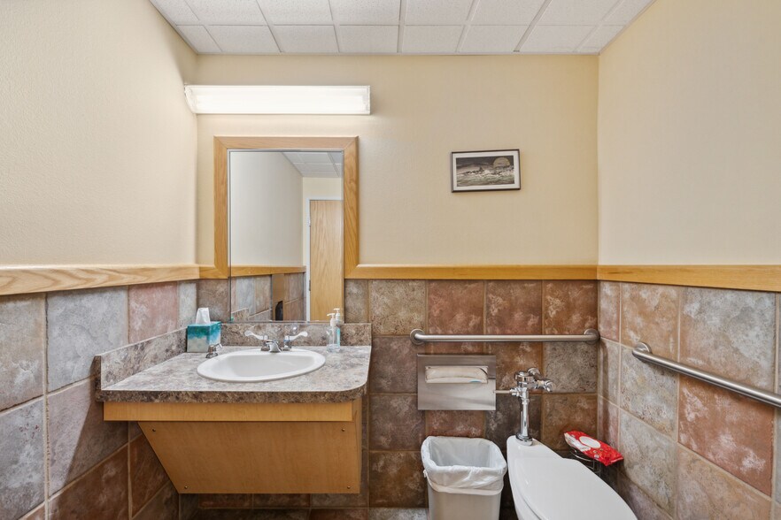 More Photos Of 1963 Thompson Rd, Coos Bay Hospital For Lease