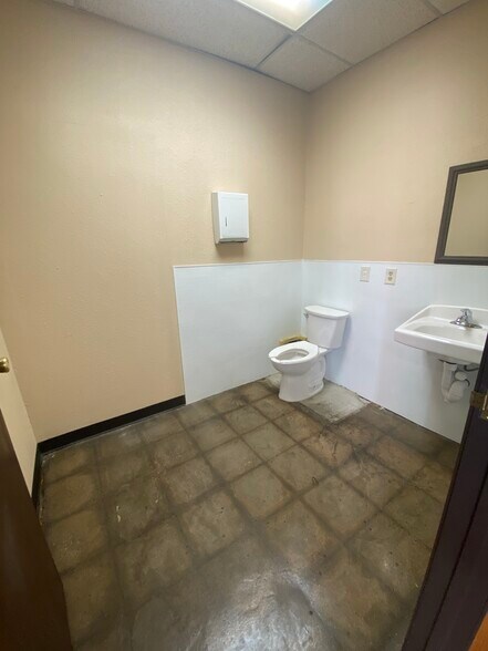 More Photos Of 1315 Nelson St, Lakewood Warehouse For Lease