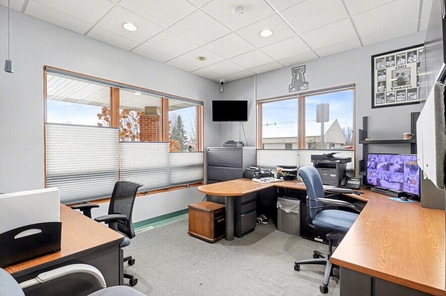 More Photos Of 5407 Hampton Pl, Saginaw Office For Sale