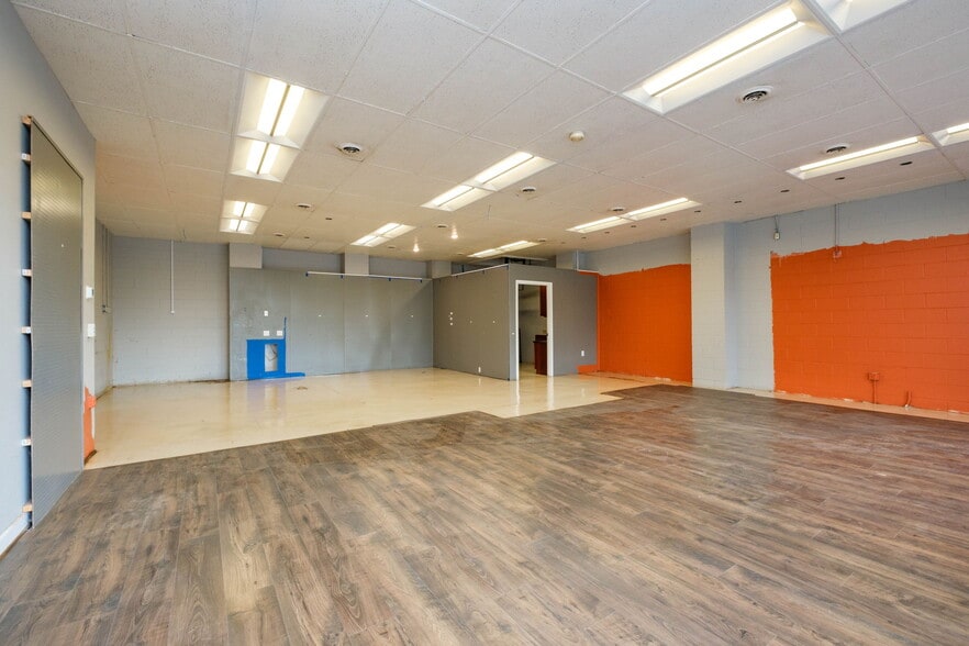 More Photos Of 902 Richmond Ave, Staunton General Retail For Sale