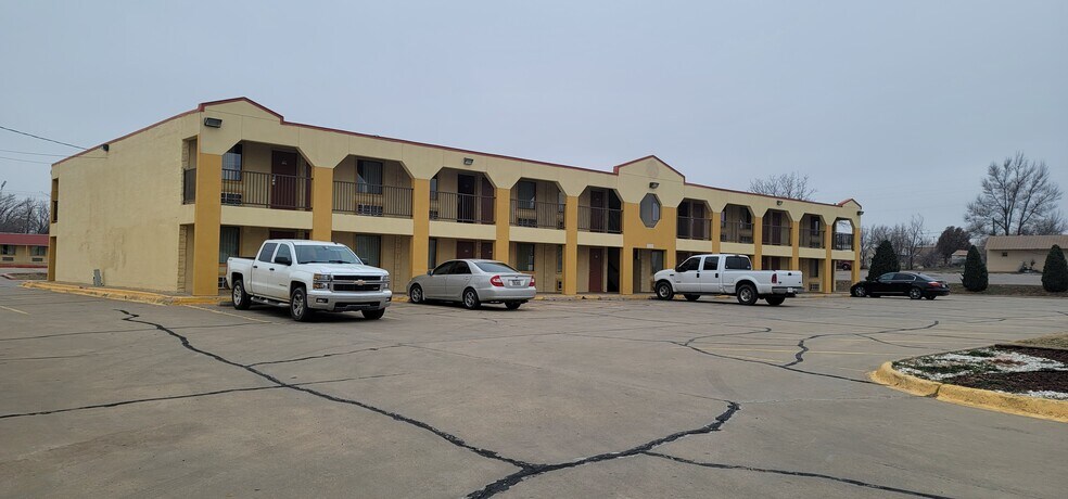 More Photos Of 1006 E 12th St, Shamrock Hotel For Sale