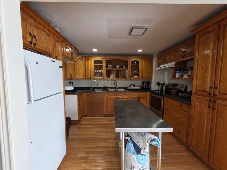 More Photos Of 57 Division St, Welland Storefront Retail Residential For Sale