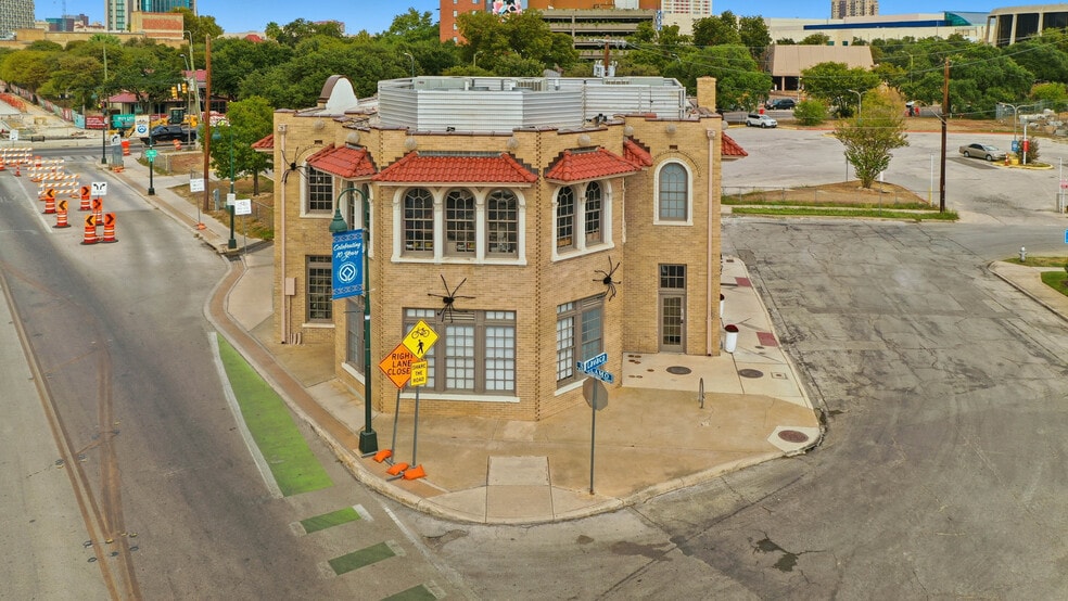 More Photos Of 604 S Alamo St, San Antonio Freestanding For Lease