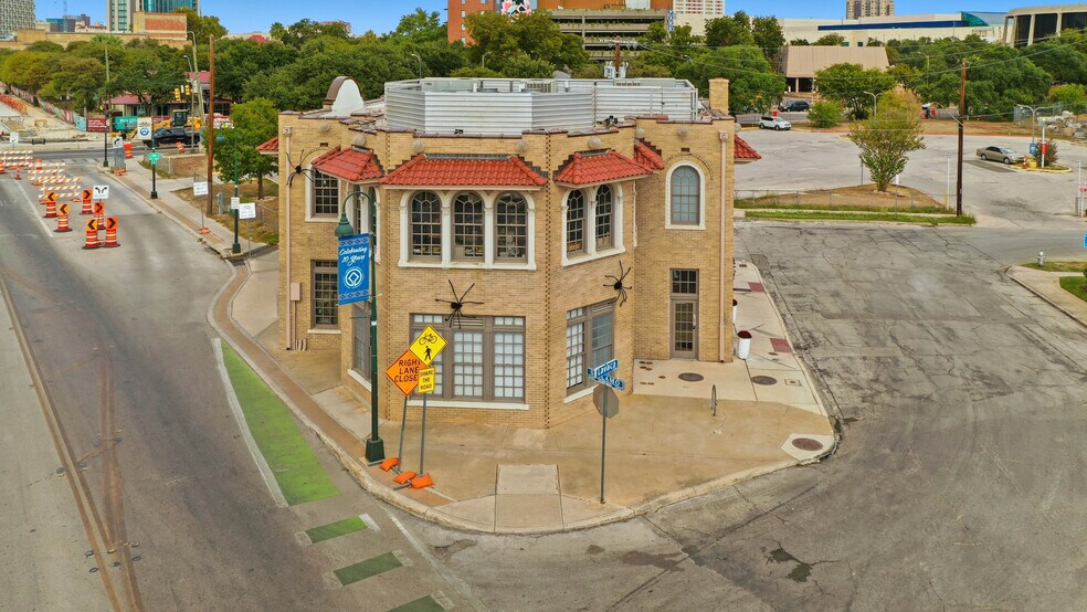 More Photos Of 604 S Alamo St, San Antonio Freestanding For Lease