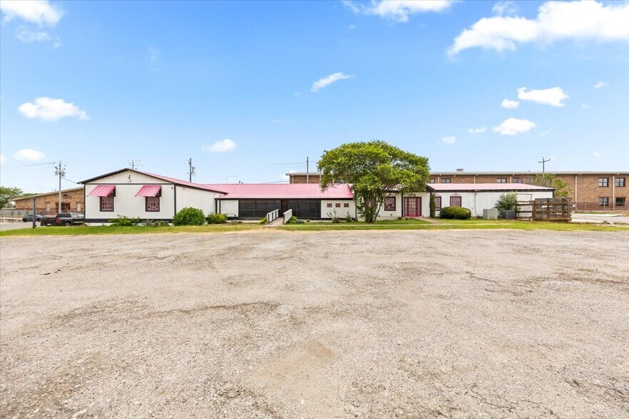More Photos Of 918 10th St, Floresville Land For Lease