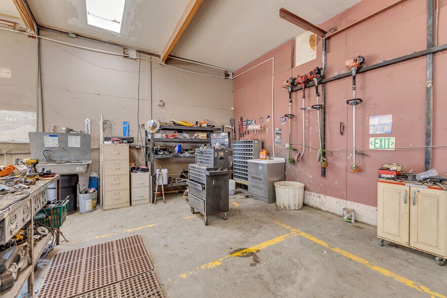 More Photos Of 81500 Industrial Pl, Indio Warehouse For Sale
