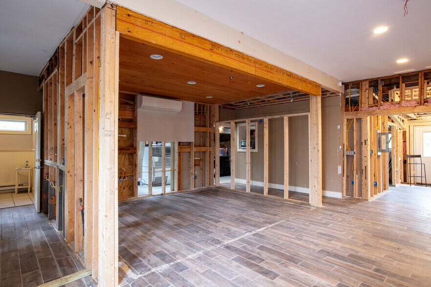 More Photos Of 137 Longwoods Rd, Cumberland Restaurant For Lease