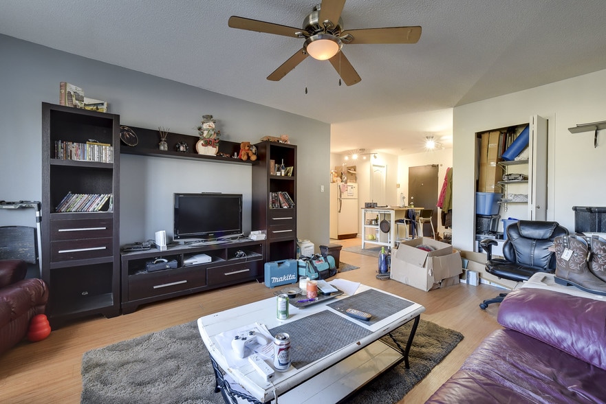 More Photos Of 9103 Glover Rd, Langley Storefront Retail Residential For Lease