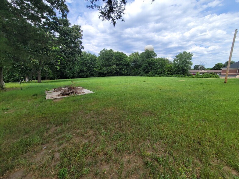 More Photos Of 425 W Market St, Red Bud Flex For Sale