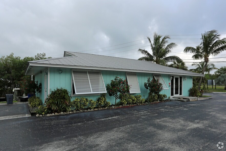 More Photos Of 4575 SE Dixie Hwy, Stuart Office For Sale
