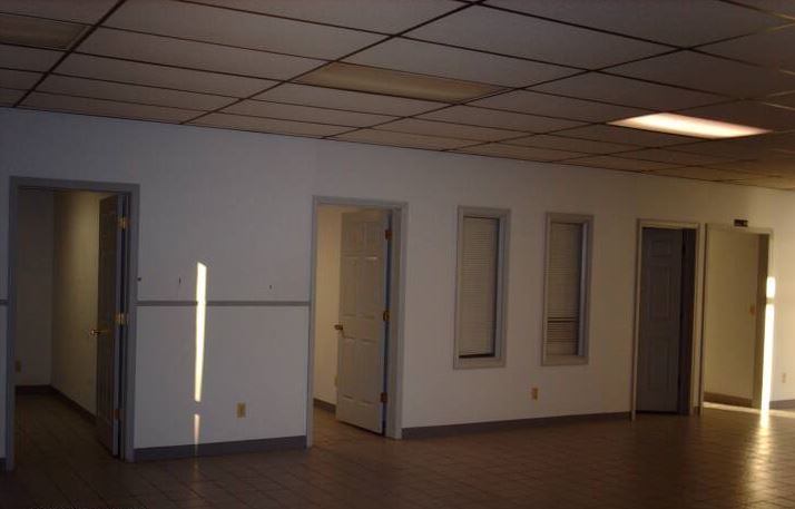 More Photos Of 2872 E Fincastle Tpke, Tazewell Showroom For Sale