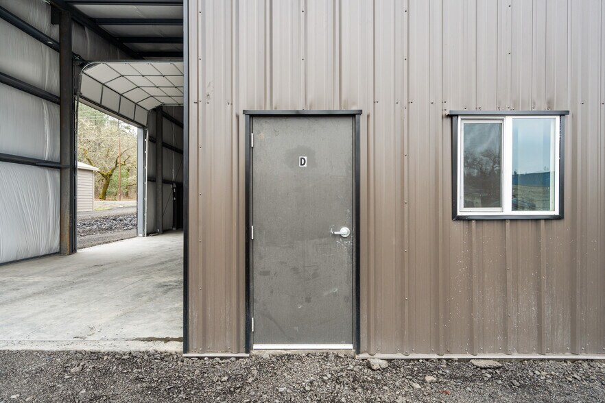 More Photos Of 954 Ort Ln, Merlin Industrial For Lease