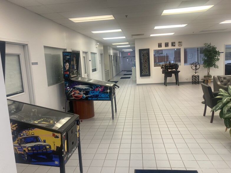 More Photos Of 620-630 Estes Ave, Schaumburg Warehouse For Sale