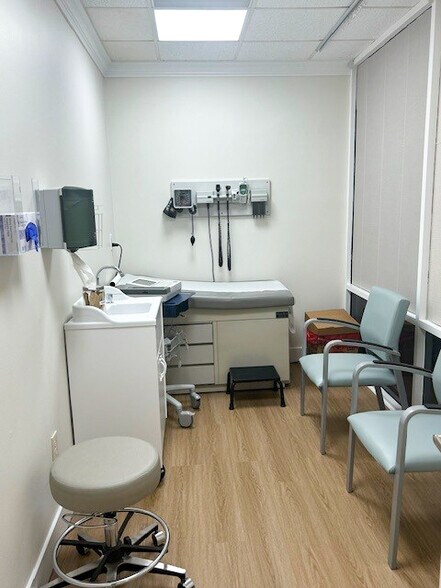 More Photos Of 900 W 49th St, Hialeah Medical For Sale