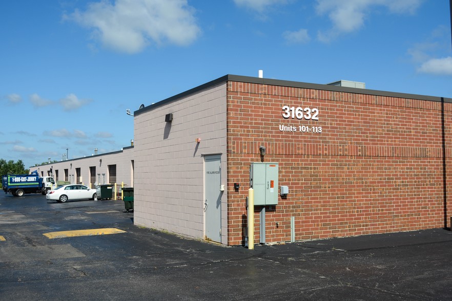 More Photos Of 31632 N Ellis Dr, Volo Warehouse For Lease