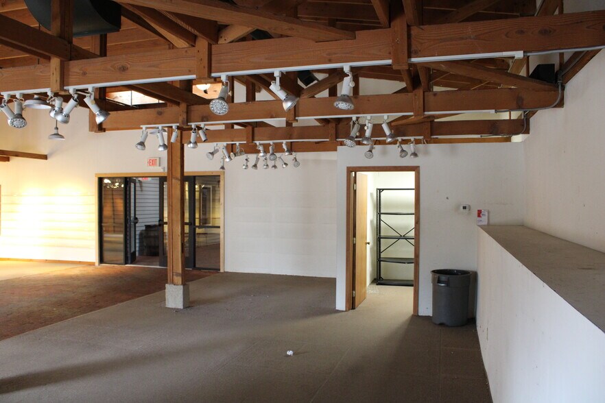 More Photos Of 310-340 Water St, Excelsior Freestanding For Lease
