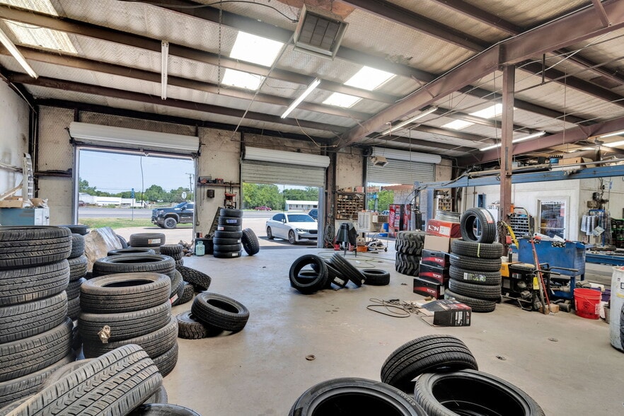 More Photos Of 475 W Commerce St, Fairfield Auto Salvage Facility For Sale