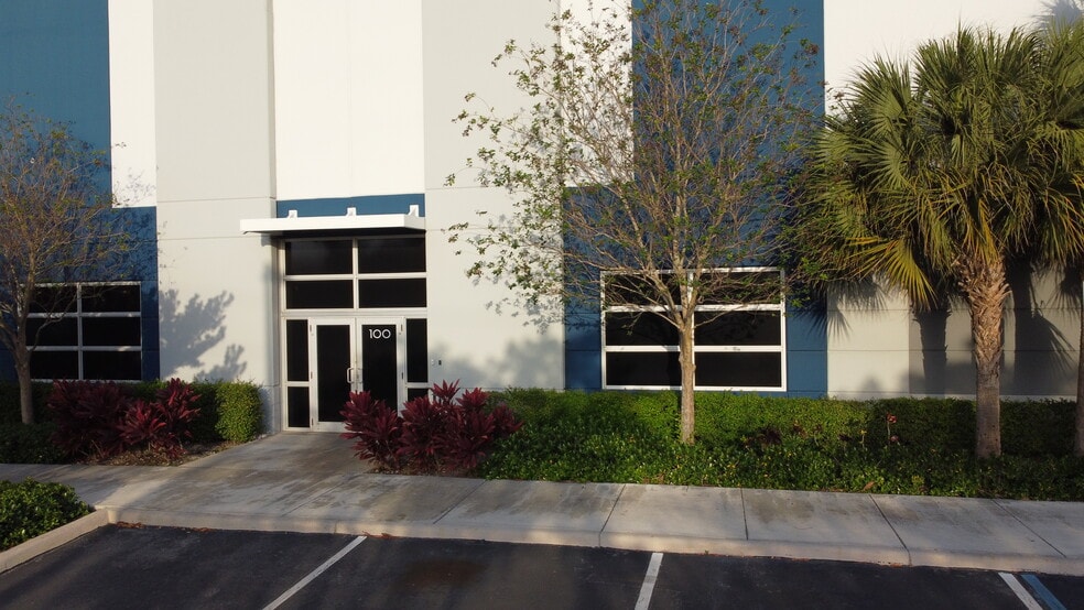 More Photos Of 3501 Burris Rd, Davie Distribution For Lease