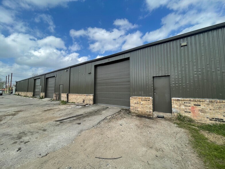 More Photos Of 10126 Jensen Dr, Houston Freestanding For Lease