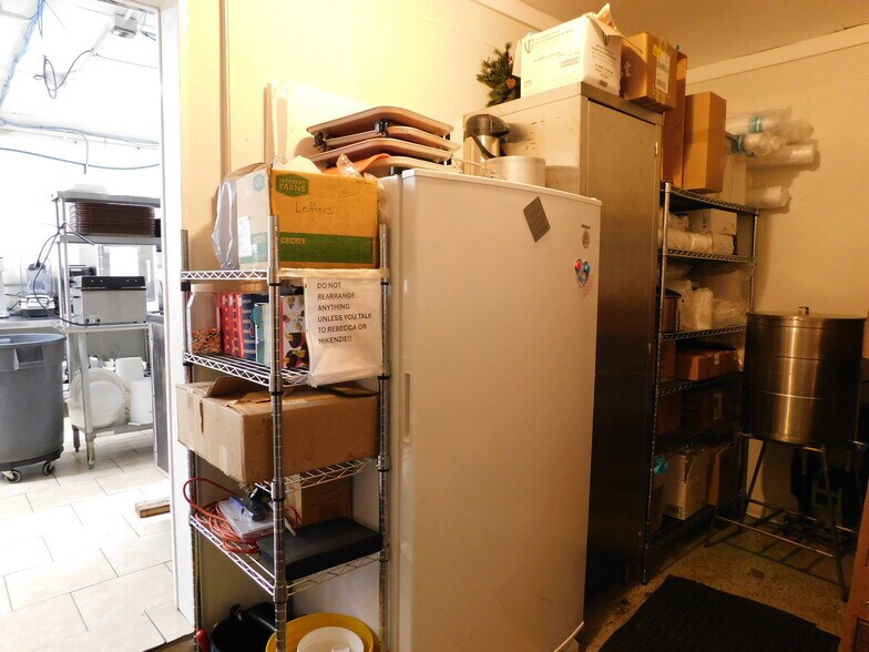 More Photos Of 606 N Jefferson St, Silver Lake General Retail For Sale