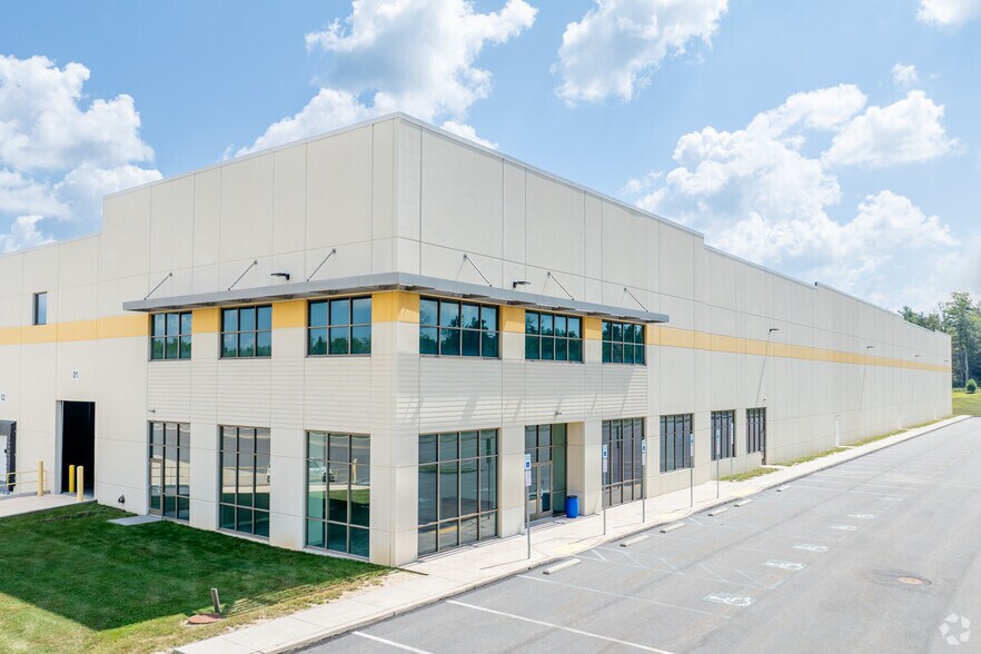 More Photos Of 198 Commercial Blvd, Blakeslee Warehouse For Lease