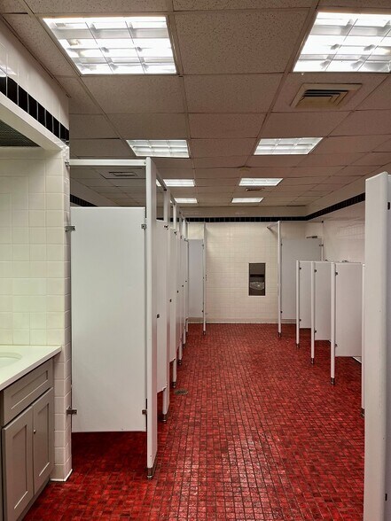 More Photos Of 205-07 Hillside Ave, Hollis Storefront Retail Office For Lease