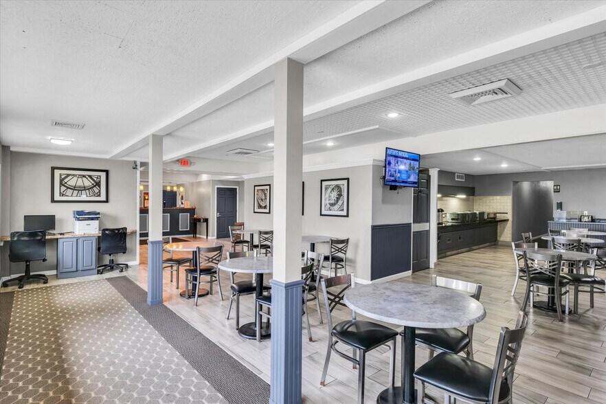 More Photos Of 1907 N Cunningham Ave, Urbana Hotel For Sale