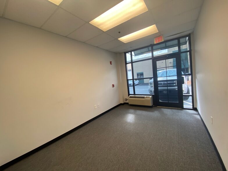 More Photos Of 658 Griffith Rd, Charlotte Warehouse For Lease